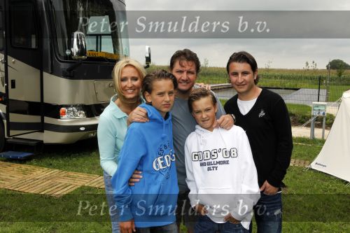 Omgeving Giethoorn 12 augustus 2009
Rene Froger met Natasja Didier Maxim en Danny op de camping. Ook kleindochter Charlie is aanwezig.
Peter Smulders bv