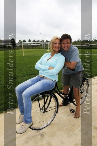 Omgeving Giethoorn 12 augustus 2009
Rene Froger met Natasja Didier Maxim en Danny op de camping. Ook kleindochter Charlie is aanwezig.
Peter Smulders bv