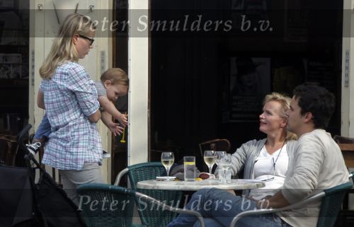 Amsterdam 19 september 2009
Renee Soutendijk met dochter Caro Lensen en kleinkind en schoonzoon op terras.
Peter Smulders bv