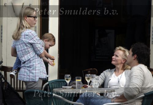 Amsterdam 19 september 2009
Renee Soutendijk met dochter Caro Lensen en kleinkind en schoonzoon op terras.
Peter Smulders bv