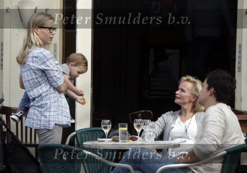 Amsterdam 19 september 2009
Renee Soutendijk met dochter Caro Lensen en kleinkind en schoonzoon op terras.
Peter Smulders bv