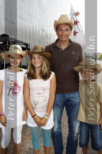 Amsterdam 17 augustus 2009
Premiere Hannah Montana in pathe arena. Richard Krajicek met zoon Alec en dochter Emma en een vriendinnetje
Peter Smulders bv