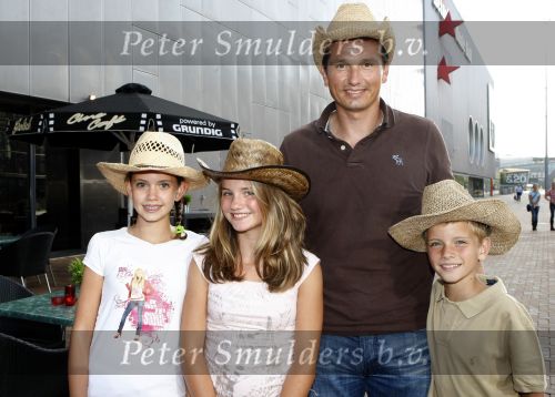 Amsterdam 17 augustus 2009
Premiere Hannah Montana in pathe arena. Richard Krajicek met zoon Alec en dochter Emma en een vriendinnetje
Peter Smulders bv