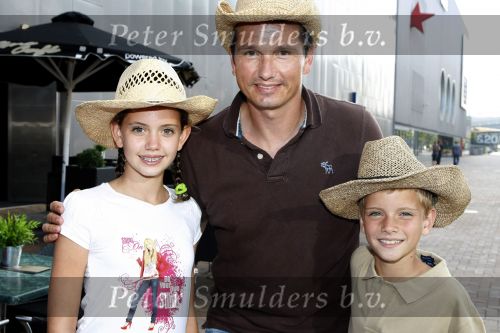 Amsterdam 17 augustus 2009
Premiere Hannah Montana in pathe arena. Richard Krajicek met zoon Alec en dochter Emma en een vriendinnetje
Peter Smulders bv