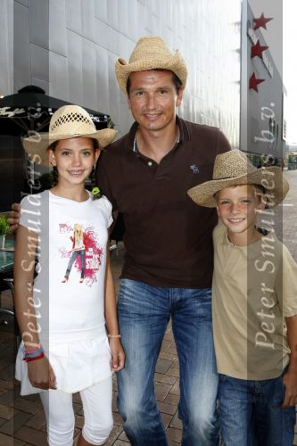 Amsterdam 17 augustus 2009
Premiere Hannah Montana in pathe arena. Richard Krajicek met zoon Alec en dochter Emma en een vriendinnetje
Peter Smulders bv