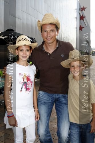 Amsterdam 17 augustus 2009
Premiere Hannah Montana in pathe arena. Richard Krajicek met zoon Alec en dochter Emma en een vriendinnetje
Peter Smulders bv