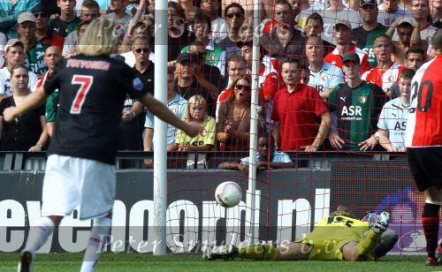 Rotterdam, 20 September 2009
Kompetitiewedstrijd Feyenoord-PSV, eindstand 1-3 Seizoen 2009/2010
Rob v Dijk is voor de 2e maal gepasseerd