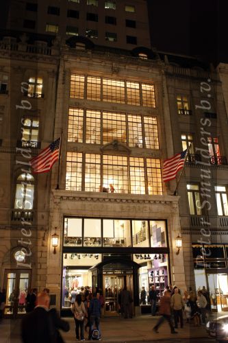New York 10 september 2009
Rodrigo Otazu heeft een corner in het sjieke warenhuis Henri Bendel op 5th avenue met zijn sieraden.
Peter Smulders bv