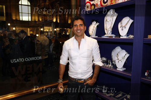 New York 10 september 2009
Rodrigo Otazu heeft een corner in het sjieke warenhuis Henri Bendel op 5th avenue met zijn sieraden.
Peter Smulders bv