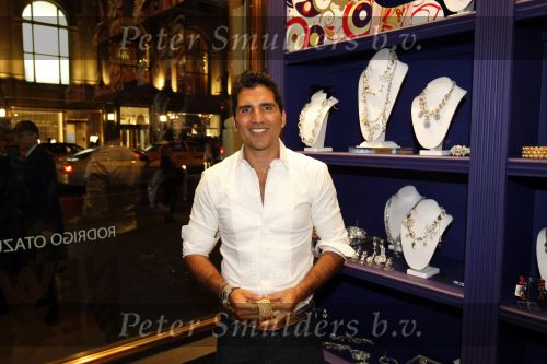 New York 10 september 2009
Rodrigo Otazu heeft een corner in het sjieke warenhuis Henri Bendel op 5th avenue met zijn sieraden.
Peter Smulders bv