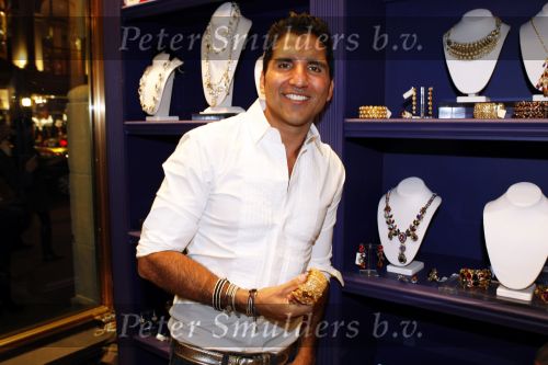 New York 10 september 2009
Rodrigo Otazu heeft een corner in het sjieke warenhuis Henri Bendel op 5th avenue met zijn sieraden.
Peter Smulders bv