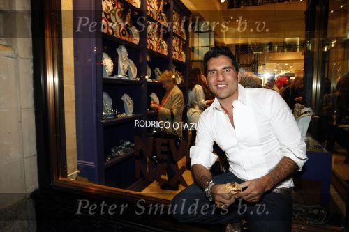 New York 10 september 2009
Rodrigo Otazu heeft een corner in het sjieke warenhuis Henri Bendel op 5th avenue met zijn sieraden.
Peter Smulders bv