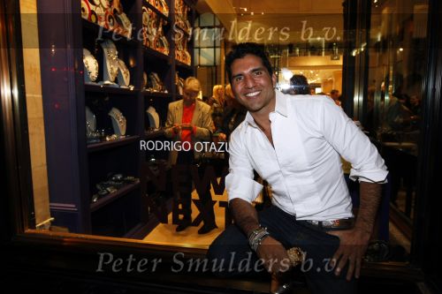 New York 10 september 2009
Rodrigo Otazu heeft een corner in het sjieke warenhuis Henri Bendel op 5th avenue met zijn sieraden.
Peter Smulders bv