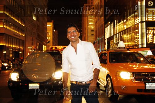 New York 10 september 2009
Rodrigo Otazu heeft een corner in het sjieke warenhuis Henri Bendel op 5th avenue met zijn sieraden.
Peter Smulders bv