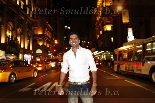 New York 10 september 2009
Rodrigo Otazu heeft een corner in het sjieke warenhuis Henri Bendel op 5th avenue met zijn sieraden.
Peter Smulders bv