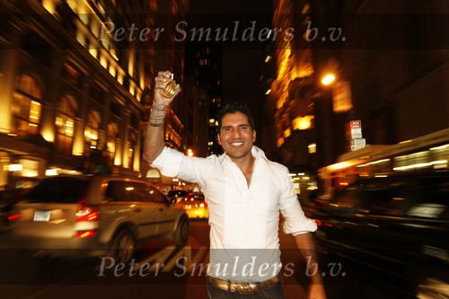New York 10 september 2009
Rodrigo Otazu heeft een corner in het sjieke warenhuis Henri Bendel op 5th avenue met zijn sieraden.
Peter Smulders bv
