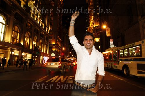 New York 10 september 2009
Rodrigo Otazu heeft een corner in het sjieke warenhuis Henri Bendel op 5th avenue met zijn sieraden.
Peter Smulders bv