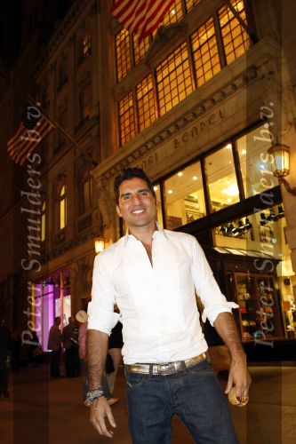New York 10 september 2009
Rodrigo Otazu heeft een corner in het sjieke warenhuis Henri Bendel op 5th avenue met zijn sieraden.
Peter Smulders bv
