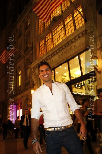 New York 10 september 2009
Rodrigo Otazu heeft een corner in het sjieke warenhuis Henri Bendel op 5th avenue met zijn sieraden.
Peter Smulders bv