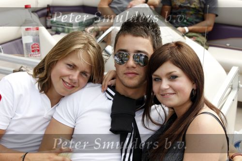 Amsterdam 1 augustus 2009
Gay pride op de amsterdamse grachten. rachel hazes met vriend op de boot bij Joop Kruijs en zijn vrouw . Roxeanne met nieuwe vriend Martijn en Andre Jr waren er ook bij.
Peter Smulders bv
