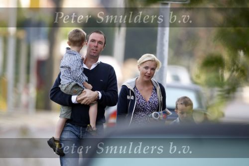 de Goorn 17 augustus 2009
Sonja Bakker en haar ex man Koen brengen de kinderen samen naar school.
Peter Smulders bv
