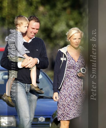 de Goorn 17 augustus 2009
Sonja Bakker en haar ex man Koen brengen de kinderen samen naar school.
Peter Smulders bv