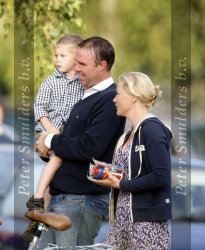 de Goorn 17 augustus 2009
Sonja Bakker en haar ex man Koen brengen de kinderen samen naar school.
Peter Smulders bv