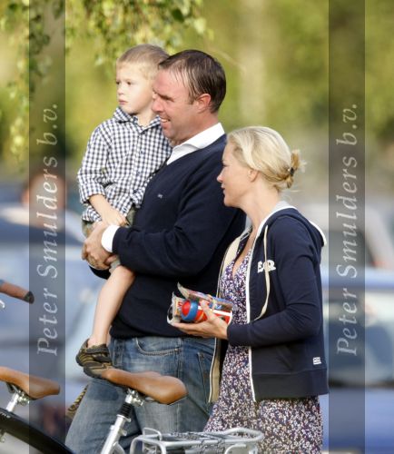 de Goorn 17 augustus 2009
Sonja Bakker en haar ex man Koen brengen de kinderen samen naar school.
Peter Smulders bv