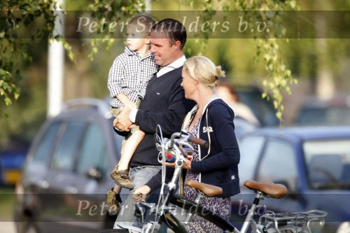 de Goorn 17 augustus 2009
Sonja Bakker en haar ex man Koen brengen de kinderen samen naar school.
Peter Smulders bv