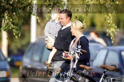 de Goorn 17 augustus 2009
Sonja Bakker en haar ex man Koen brengen de kinderen samen naar school.
Peter Smulders bv