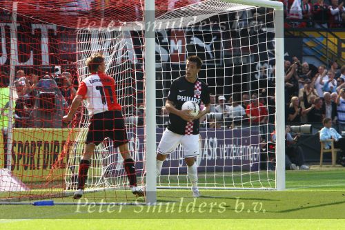 Rotterdam, 20 September 2009
Kompetitiewedstrijd Feyenoord-PSV, eindstand 1-3 Seizoen 2009/2010
Stanislav Manolev heeft een probleem Jon Dahl Tomasson nadat Feyenoord 1-2 heeft gemaakt