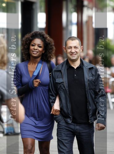 Amsterdam 19 september 2009
Roland en kahn en zijn vriendin Sylvana Simons aan het winkelen. Sylvana zit met haar arm in het gips. Haar arm is gebroken en gekneusd.
Peter Smulders bv