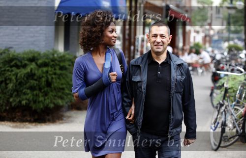 Amsterdam 19 september 2009
Roland en kahn en zijn vriendin Sylvana Simons aan het winkelen. Sylvana zit met haar arm in het gips. Haar arm is gebroken en gekneusd.
Peter Smulders bv