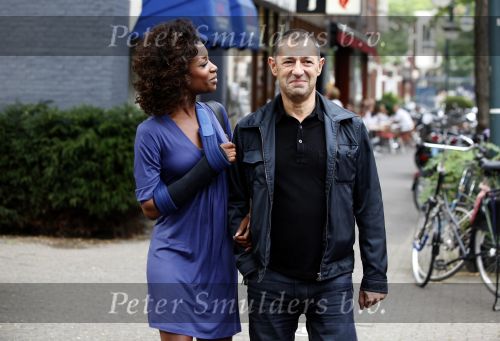 Amsterdam 19 september 2009
Roland en kahn en zijn vriendin Sylvana Simons aan het winkelen. Sylvana zit met haar arm in het gips. Haar arm is gebroken en gekneusd.
Peter Smulders bv
