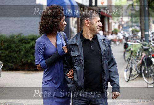 Amsterdam 19 september 2009
Roland en kahn en zijn vriendin Sylvana Simons aan het winkelen. Sylvana zit met haar arm in het gips. Haar arm is gebroken en gekneusd.
Peter Smulders bv