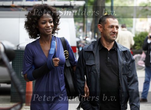Amsterdam 19 september 2009
Roland en kahn en zijn vriendin Sylvana Simons aan het winkelen. Sylvana zit met haar arm in het gips. Haar arm is gebroken en gekneusd.
Peter Smulders bv