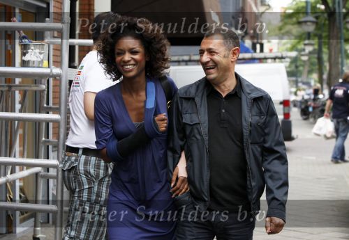 Amsterdam 19 september 2009
Roland en kahn en zijn vriendin Sylvana Simons aan het winkelen. Sylvana zit met haar arm in het gips. Haar arm is gebroken en gekneusd.
Peter Smulders bv