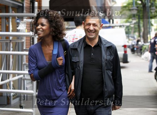 Amsterdam 19 september 2009
Roland en kahn en zijn vriendin Sylvana Simons aan het winkelen. Sylvana zit met haar arm in het gips. Haar arm is gebroken en gekneusd.
Peter Smulders bv