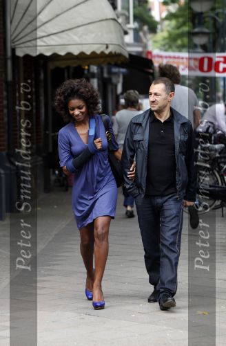 Amsterdam 19 september 2009
Roland en kahn en zijn vriendin Sylvana Simons aan het winkelen. Sylvana zit met haar arm in het gips. Haar arm is gebroken en gekneusd.
Peter Smulders bv