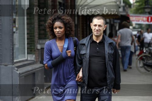 Amsterdam 19 september 2009
Roland en kahn en zijn vriendin Sylvana Simons aan het winkelen. Sylvana zit met haar arm in het gips. Haar arm is gebroken en gekneusd.
Peter Smulders bv