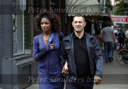 Amsterdam 19 september 2009
Roland en kahn en zijn vriendin Sylvana Simons aan het winkelen. Sylvana zit met haar arm in het gips. Haar arm is gebroken en gekneusd.
Peter Smulders bv