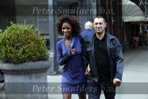 Amsterdam 19 september 2009
Roland en kahn en zijn vriendin Sylvana Simons aan het winkelen. Sylvana zit met haar arm in het gips. Haar arm is gebroken en gekneusd.
Peter Smulders bv
