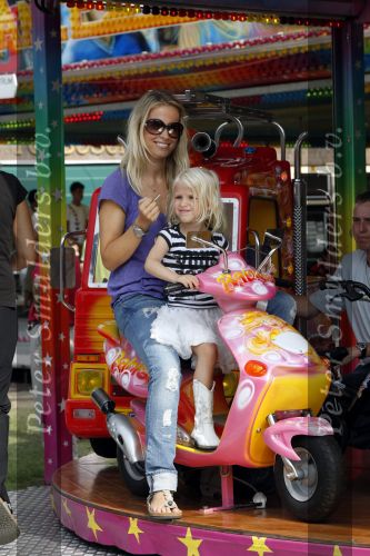 Blaricum 18 augustus 2009
Kermis in Blaricum. Vivian en Day ewbank
Peter Smulders bv