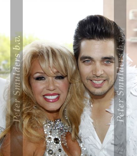 Amsterdam 1 augustus 2009
Gerard Joling heeft tijdens de gay pride in amsterdam een eigen boot met daarop diverse bekende nederlanders. Waylon en Patricia Paay
Peter Smulders bv