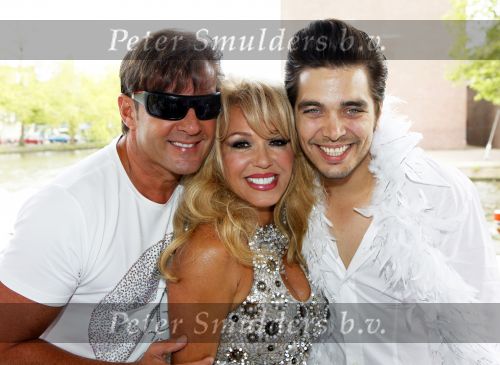 Amsterdam 1 augustus 2009
Gerard Joling heeft tijdens de gay pride in amsterdam een eigen boot met daarop diverse bekende nederlanders. Waylon en Patricia Paay
Peter Smulders bv