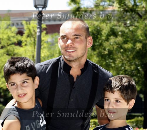 Madrid 3 augustus 2009
Wesley Sneijder en Yolanthe Cabau v Kasbergen samen verliefd in Madrid.
Peter Smulders bv