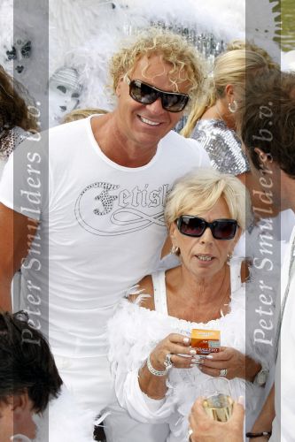 Amsterdam 1 augustus 2009
Gerard Joling heeft tijdens de gay pride in amsterdam een eigen boot met daarop diverse bekende nederlanders. Wino Omtzigt met Christine Kroonenberg
Peter Smulders bv