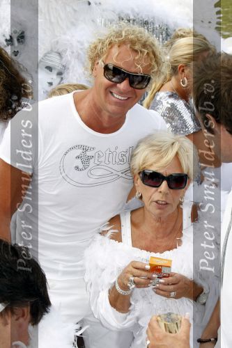 Amsterdam 1 augustus 2009
Gerard Joling heeft tijdens de gay pride in amsterdam een eigen boot met daarop diverse bekende nederlanders. Wino Omtzigt met Christine Kroonenberg
Peter Smulders bv