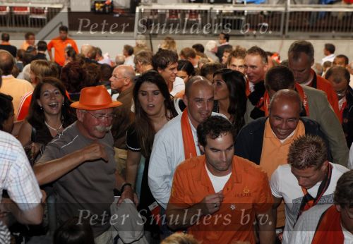 Amsterdam 12 augustus 2009
Nederland - Engeland 2-2 in de arena. Yolanthe Cabau v Kasbergen met zus
Peter Smulders bv