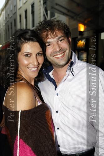 Den Haag 31 augustus 2009
Premiere het leven uit een dag in Pathe den haag. Zus Yolanthe Cabau v Kasbergen met vriend
Peter Smulders bv